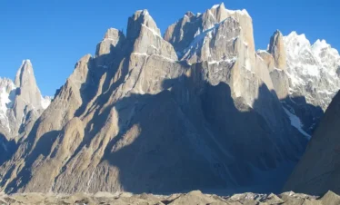 Trekking group crosses icy pass on Pakistan tour